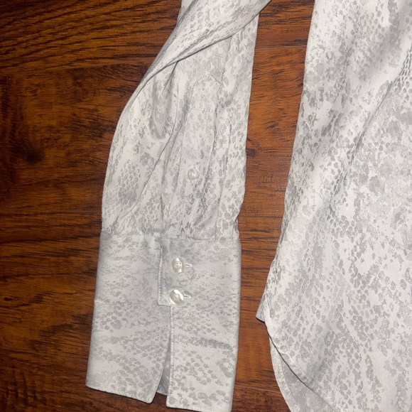 Chico's No Iron Coolmax All Seasons Stretch Gray Snakeskin Button-Down Blouse - Picture 3 of 5
